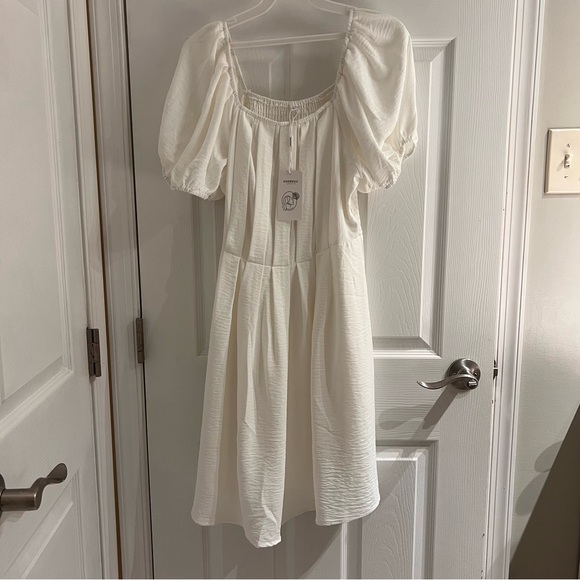 Dresses & Skirts - White Puff Sleeve Dress
